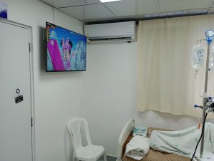 Read more about the article <strong>Hospital El Almirante Instala Televisores Smart, en todas las habitaciones de Pediatría y en Sala de Descanso Médico.</strong>