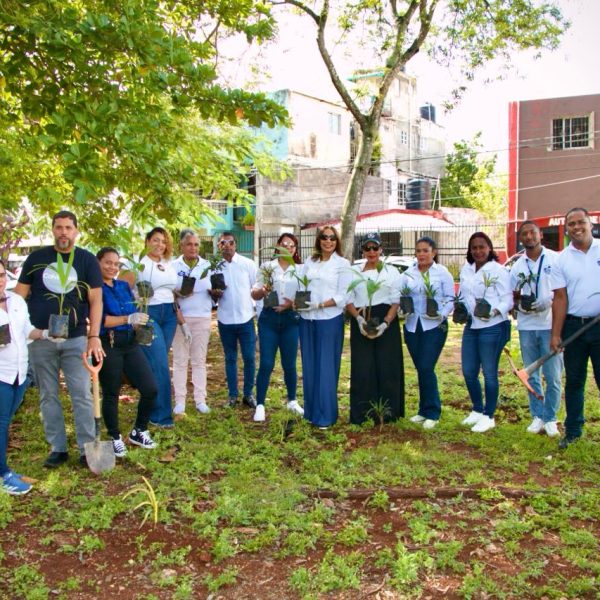 Hospital El Almirante y Servicio Regional de Salud Ozama realizan jornada de sensibilización ambiental y reforestación