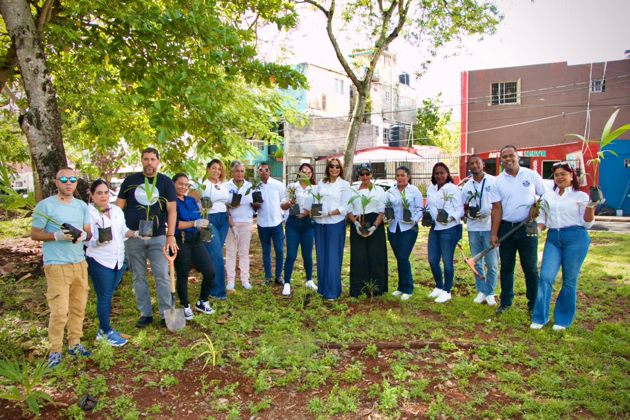 Hospital El Almirante y Servicio Regional de Salud Ozama realizan jornada de sensibilización ambiental y reforestación